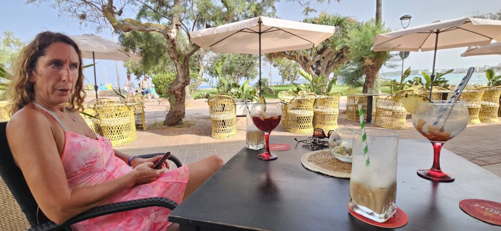 The Coconut Shack, una mesa con personalidad propia en Cala Millor, imagen 1