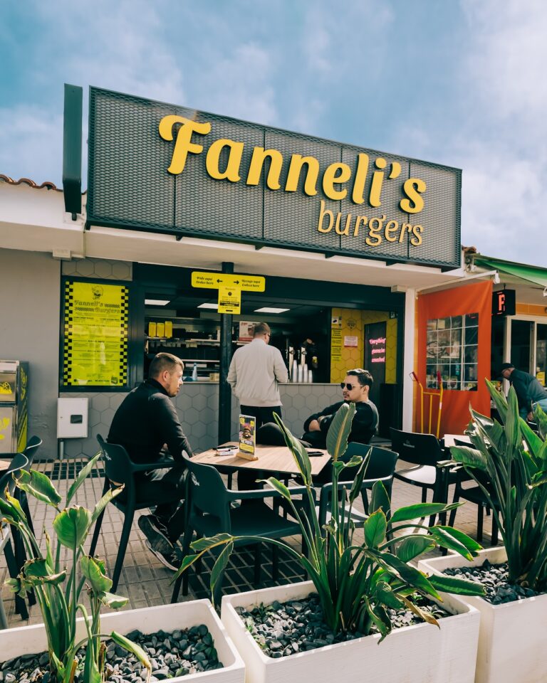 ¿Qué encontrarás en Fanneli’s Burgers Albir – Burgers y smash burgers? Cocina, trato y ambiente