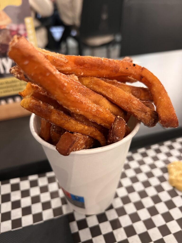 ¿Qué encontrarás en Fanneli’s Burgers Albir – Burgers y smash burgers? Cocina, trato y ambiente, imagen 4