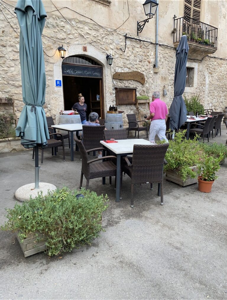Guía de Antic Celler San Toreó: qué encontrarás al sentarte a la mesa