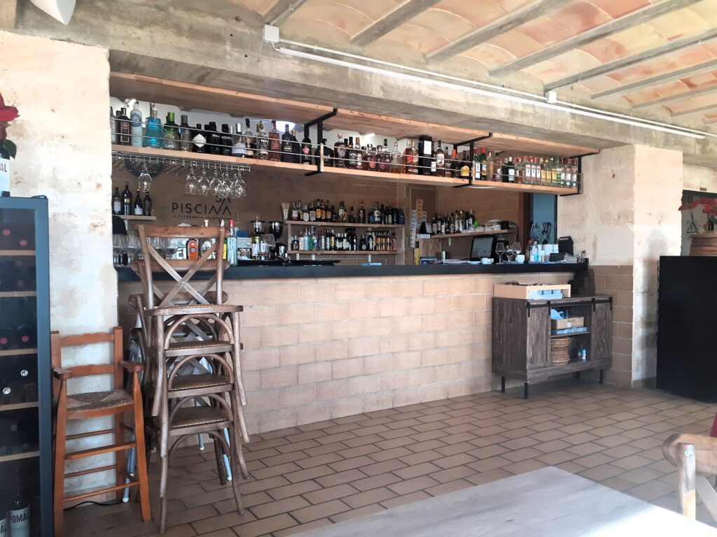 Sa Piscina Sa Taverneta, una mesa con personalidad propia en Lloseta, imagen 1