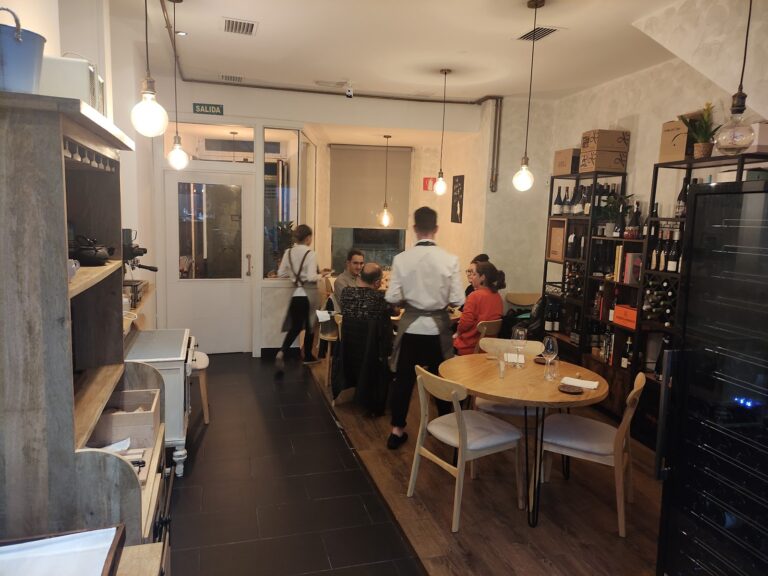 ¿Por qué reservan mesa en ATÍPICO RESTAURANTE? Te lo contamos