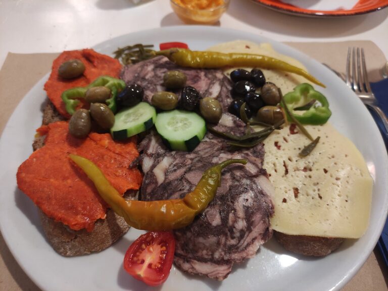 ¿Vale la pena comer en Bar Cubano? Esto dicen sus clientes
