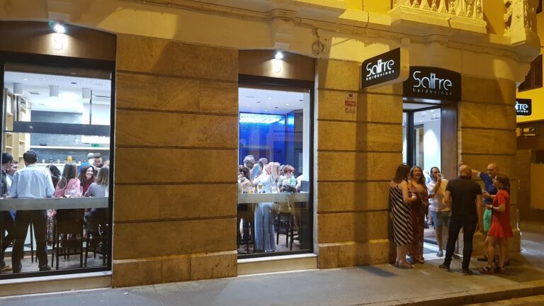 En Almería, Salitre Bar de Vinos se ha ganado su reputación